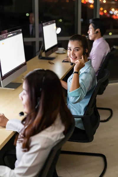 Asiatische Junge Erwachsene Vertrauen Operator Kollegen Mit Headsets Arbeiten Einem — Stockfoto