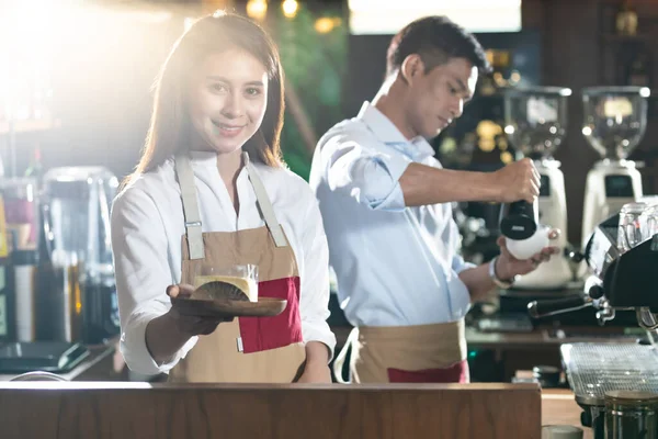 Portrét Asijské Baristky Servírující Dort Kavárně Zákazníkovi Dalším Kolegou Baristou — Stock fotografie