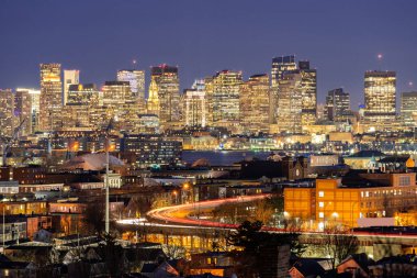 Boston Körfez Limanı boyunca Chelsea bölgesinden Boston Körfezi boyunca uzanan bir gökdelen ofis binası. Boston, Amerika Birleşik Devletleri 'nin Massachusetts eyaletinin başkentidir.