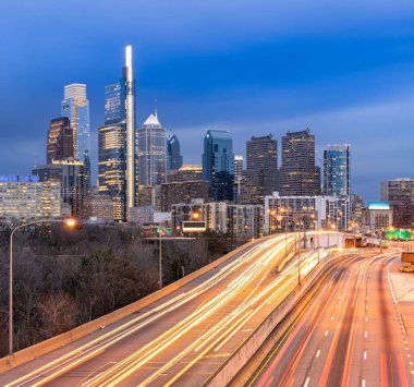 Philadelphia gökdeleni Skylines 'ın şehir manzarası alacakaranlık batımını inşa ediyor Philadelphia şehir merkezinde Philadelphia' da şehir içi karayolu ulaşımıyla ABD. Şehir manzarası Kentsel yaşam tarzı kavramı.