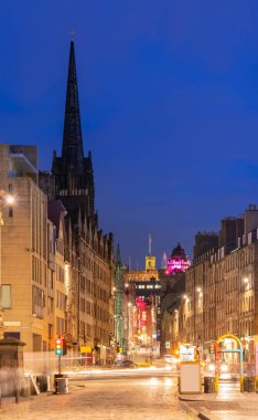 Royal Mile Edinburgh eski kasaba Cityscape günbatımında, Edinburgh, İskoçya İngiltere