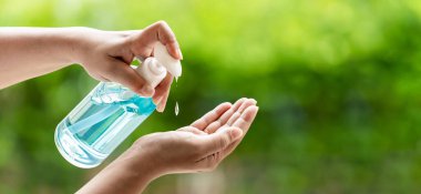 Pompa şişesinde alkolsüz alkol jeli kullanmak, güvenlik için dezenfeksiyon virüs enfeksiyonunu önlemek ve Covid-19 Corona-Virüsü dünya salgınından korumak. Panoramik Ağ Afişi.