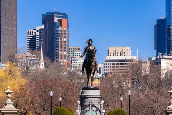 位于波士顿市中心过境点和美国马萨诸塞州波士顿后海湾区之间的波士顿公园内的乔治 华盛顿雕像纪念碑 — 图库照片