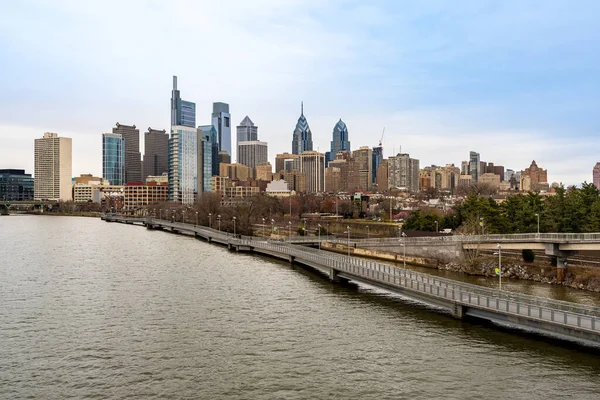 Cityscape Philadelphia Mrakodrap Skylines Budova Západ Slunce Chodníkem Podél Řeky — Stock fotografie