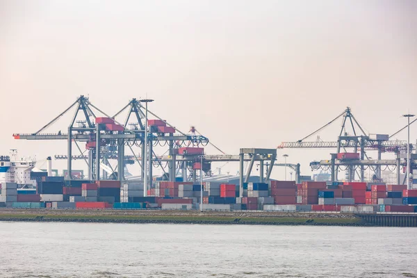 荷兰鹿特丹港码头码头装载货物的大型集装箱船正在等待国际海运 — 图库照片