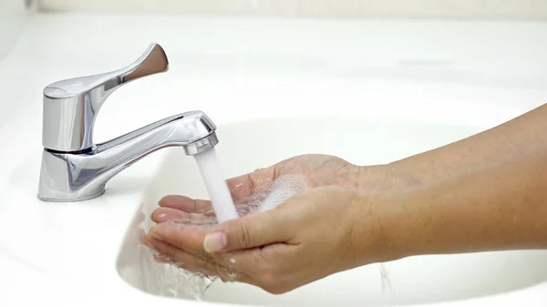 石鹸を適用する前に水で手を洗う コロナウイルスからの保護 Covid 19感染症 — ストック写真