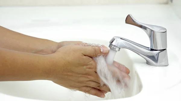 石鹸を適用する前に水で手を洗う コロナウイルスからの保護 Covid 19感染症 — ストック写真