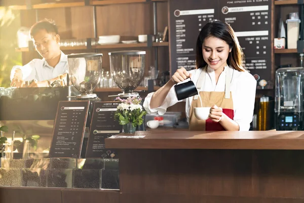 Mladá Dospělá Asijská Žena Barista Nalévání Čerstvého Mléka Připravit Kávu — Stock fotografie