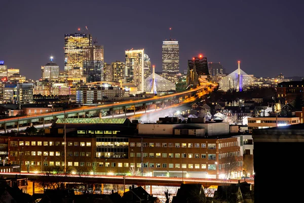 夜间波士顿摩天大楼的写字楼位于市中心 沿着波士顿湾港口从切尔西区 波士顿是美国麻萨诸塞州的首府 — 图库照片