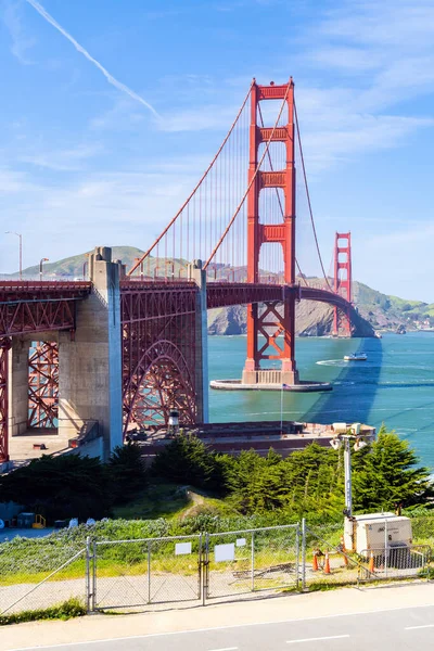 北カリフォルニアの美しい青い空の風景を持つゴールデンゲートブリッジ米国西海岸太平洋 米国ランドマーク旅行先と街並みのコンセプト — ストック写真