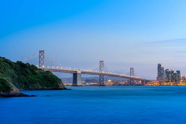 美丽的落日与海湾大桥和旧金山湾景观在美国北卡罗来纳州西海岸太平洋 旧金山美国地标旅游目的地城市景观的概念 — 图库照片