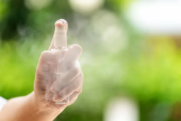 Close Tangan Mendorong Botol Pembersih Tangan Semprot Alkohol Dan Penyemprotan — Stok Foto