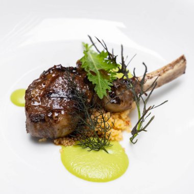 Pesto soslu ızgara kuzu pirzolası, açık büfede uluslararası gurme mutfağı. Yiyecek ve içecek endüstrisi için kullanılıyor..