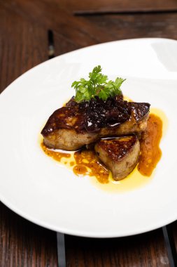 Izgara kaz ciğeri, ızgara ördek ve tavuk eti, erik soslu. Açık büfe yiyecek ve içecek konsepti için kullanılan gurme uluslararası mutfak tarifi.