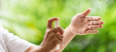 Panoramik web pankartı Alokol spreyli el temizleme. El temizleyicisi şişe spreyleme, dezenfeksiyon güvenliği. Virüs enfeksiyonu ve Covid-19 Coronavirus dünya salgınından korunma..