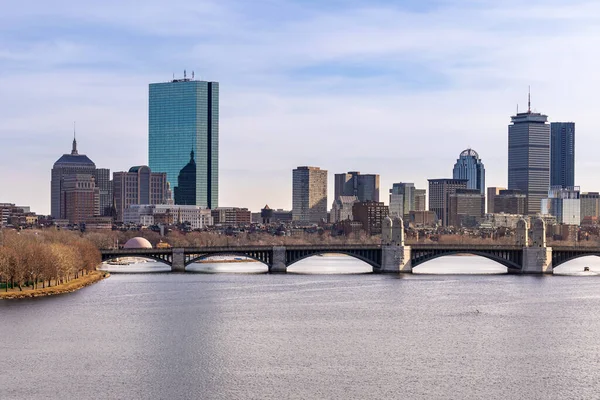 ボストンの中心街の景観超高層ビルは ニューイングランドのマサチューセッツ州ボストンシティ コモンウェルスのチャールズ川沿いのオフィスビルです ケンブリッジ サイドからの写真 — ストック写真