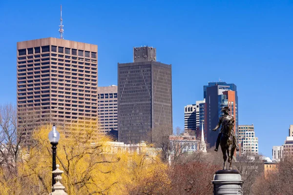 ボストン コモン パークにあるジョージ ワシントン像彫刻記念碑ボストン中心街交差点とマサチューセッツ州のボストン バックベイ地区の間のアメリカ合衆国 — ストック写真