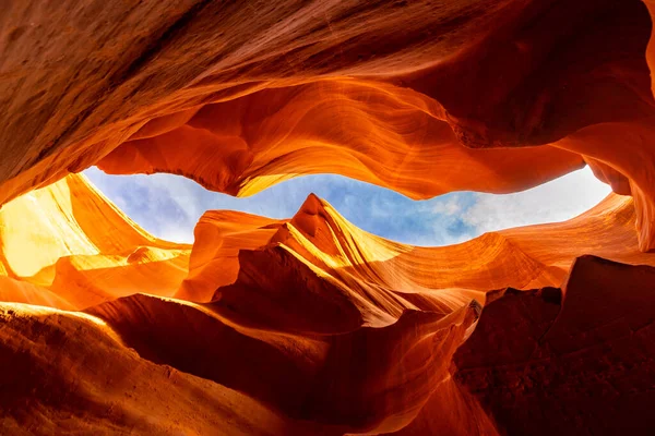 美国亚利桑那州佩奇附近纳瓦霍保护区的下羚羊峡谷或科克螺杆槽峡谷国家公园 羚羊峡谷是美国的地标和旅游胜地 — 图库照片