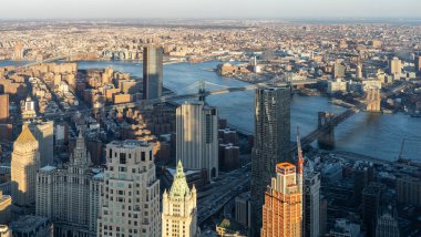 New York şehir merkezinin panoramik yüksek açılı manzarası ve Brooklyn Köprüsü 'nün Brooklyn şehir manzarası ve New York City, New York' taki Williamsburg köprüsü, ABD