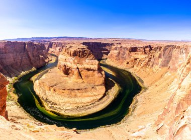 Colorado River Grand Canyon ile Arizona 'da Amerika Birleşik Devletleri' nde at nalı kıvrımı. ABD Ulusal Park simgesi ve seyahat ve macera konsepti için ünlü turizm merkezi.