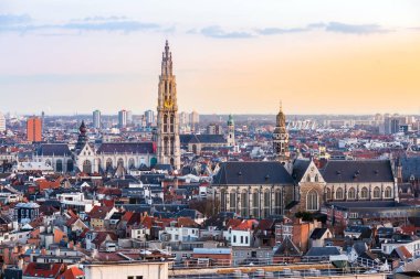 Antwerp 'in yüksek açılı manzarası ve Meryem Ana' nın katedrali Antwerpen Belçika gün batımı. AB 'nin Belçika kenti turizm ve seyahat beldesi.