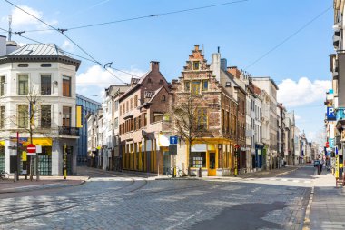 Belçika 'nın Antwerp kentindeki Meir alışveriş caddesindeki tramvay raylı şehir manzarası. AB 'nin Belçika kenti turizm ve seyahat merkezi konsepti.