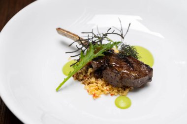 Pesto soslu ızgara kuzu pirzolası, açık büfede uluslararası gurme mutfağı. Yiyecek ve içecek endüstrisi için kullanılıyor..