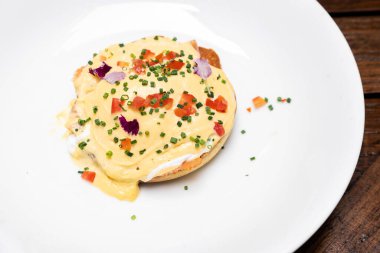 Benedict usulü yumurta, füme somon ve domates soslu haşlanmış yumurta, New York 'un geleneksel uluslararası gurme mutfağı kahvaltısı. Restoran gastronomisi gıda ve içecek tüketim kavramı.