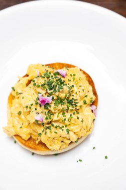 Mantar yağlı omlet, uluslararası gurme mutfağı geleneksel Avrupa kahvaltısı. Restoran gastronomisi gıda ve içecek tüketim kavramı.