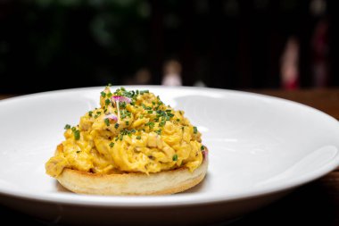 Mantar yağlı omlet, uluslararası gurme mutfağı geleneksel Avrupa kahvaltısı. Restoran gastronomisi gıda ve içecek tüketim kavramı.