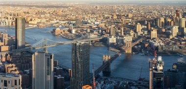 New York şehir merkezinin panoramik yüksek açılı manzarası ve Brooklyn Köprüsü ve New York 'taki Manhattan Köprüsü, New York State NY, ABD