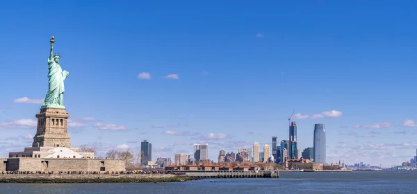 Panorámás Táj Szabadság Szobor Manhattan Belvárosában Skylines Felhőkarcoló Épület Háttérben — Stock Fotó