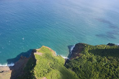 Helikopterden engebeli kauai kıyı şeridi