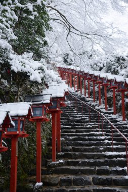 Kışın kar ile Kifune Tapınak