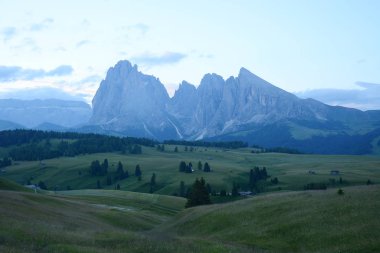 Alpe di Siusi denilen İtalya Dolomit dağ