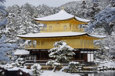 Kyoto altın Tapınağı ile kar