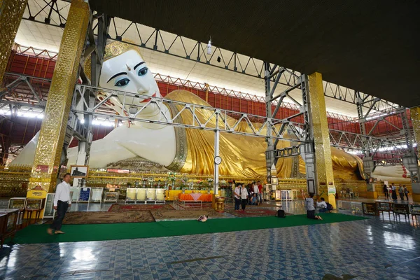 Liggande Buddha Med Stort Öga Yangon — Stockfoto