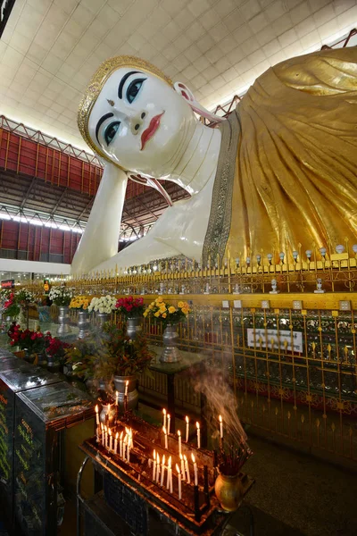 Liggande Buddha Med Stort Öga Yangon — Stockfoto