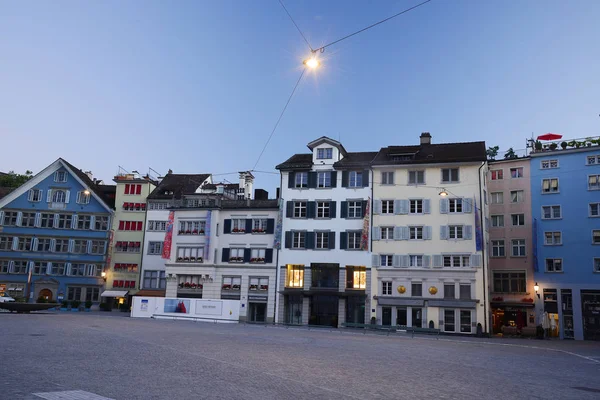 bir nehir tarafından Zürih'te eski bina