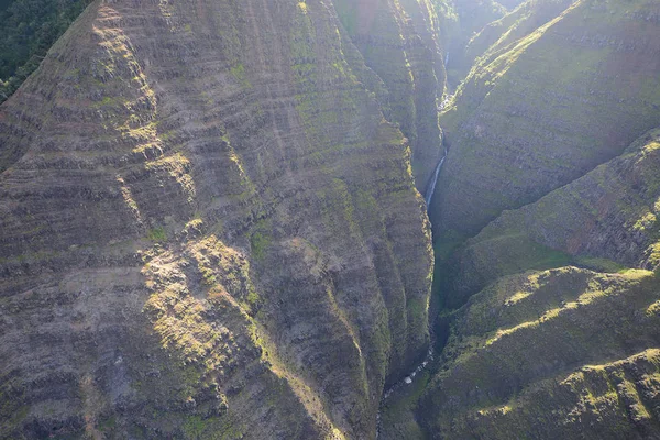 怀梅阿峡谷在直升机从夏威夷考艾岛 — 图库照片