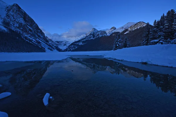 Wintermorgen Louise See Mit Schnee lizenzfreie Stockbilder