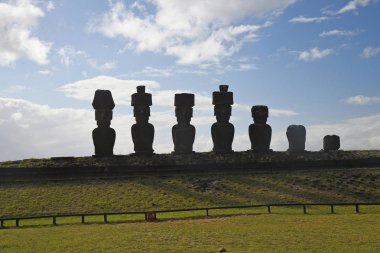 Paskalya Adası 'nda Ahu Nau' dan Moai.