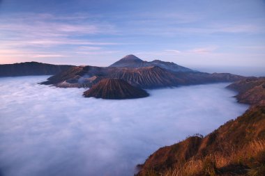 Gündoğumunda sis tabakalı Bromo Dağı, Doğu Java, Endonezya