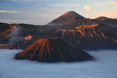 Gündoğumunda sis tabakalı Bromo Dağı, Doğu Java, Endonezya