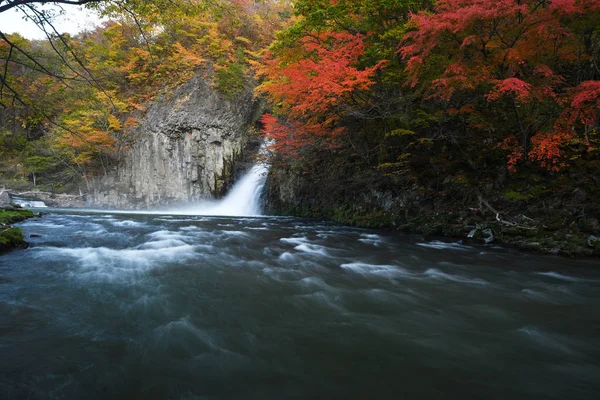Vattenfall ström i Tohoku med höstfärger — Stockfoto