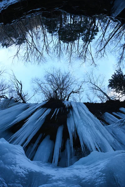 IJspegels van bevroren waterval in Nagano Japan — Stockfoto