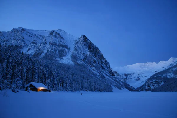 Lake Louise zonsopgang in de winter — Stockfoto