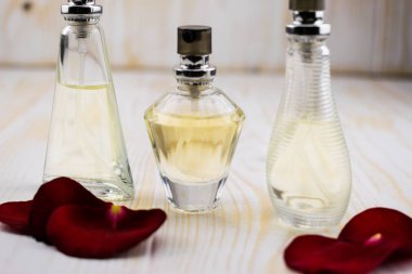 Ahşap masa üzerinde güzel parfüm şişeleri