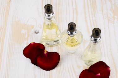 Ahşap masa üzerinde güzel parfüm şişeleri