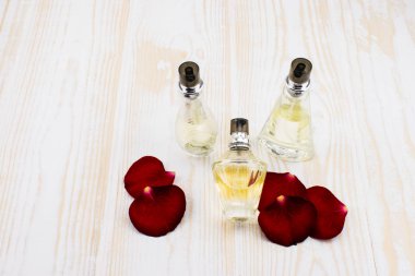 Gül ve ahşap zemin üzerine parfüm